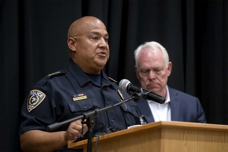 El jefe de policía de Uvalde, Pete Arredondo, en una conferencia de prensa luego del tiroteo en la Escuela Primaria Robb el martes.