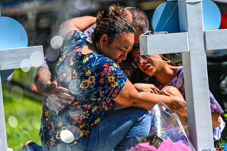 Image: Mourners at a makeshift memorial outside Uvalde County Courthouse in Uvalde, Texas, on May 26, 2022.