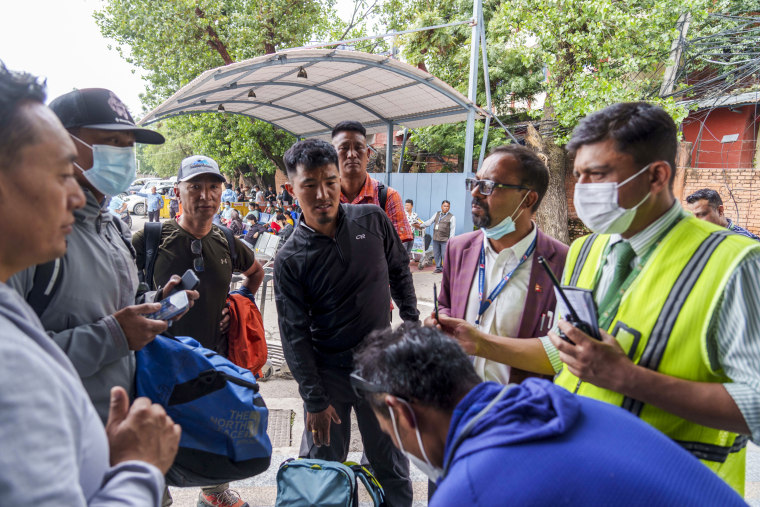 Zespół wspinaczy przygotowuje się do wyjazdu na akcje ratunkowe z międzynarodowego lotniska Tribhuvan w Katmandu w Nepalu, 29 maja 2022 r.