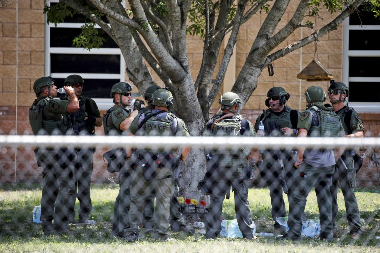 Pracownicy organów ścigania stoją przed Robb Elementary School po strzelaninie 24 maja 2022 roku w Uvalde w Teksasie.