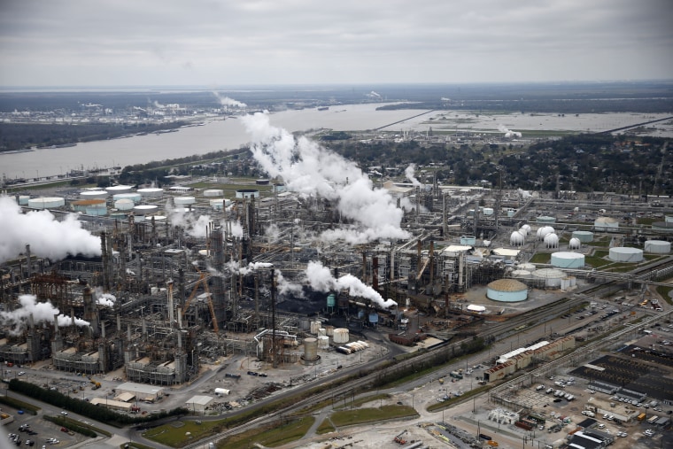 En esta fotografía aérea a unas 10 millas del río de Nueva Orleans, se ve el complejo de fabricación de Shell Norco, una refinería de petróleo.