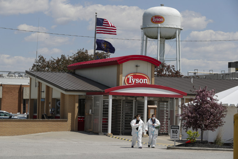 Foto de archivo del 7 de mayo de 2020. Los trabajadores salen de la planta de procesamiento de carne de cerdo de Tyson Foods en Logansport, Indiana.