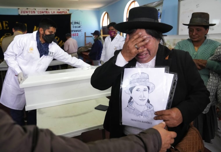 Rosa Ramírez llora después de ver los restos de su hermana Primitiva Ramírez, asesinada durante la guerra contra Sendero Luminoso, mientras las autoridades devuelven los restos de las víctimas a las familias en Accomarca, Perú, el 18 de mayo de 2022.