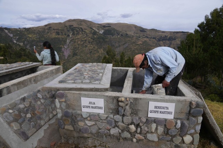 Tumbas vacías en un cementerio donde los restos de las víctimas asesinadas durante una matanza serán enterrados tras ser entregados a familias en Accomarca, Perú, el 19 de mayo de 2022. 