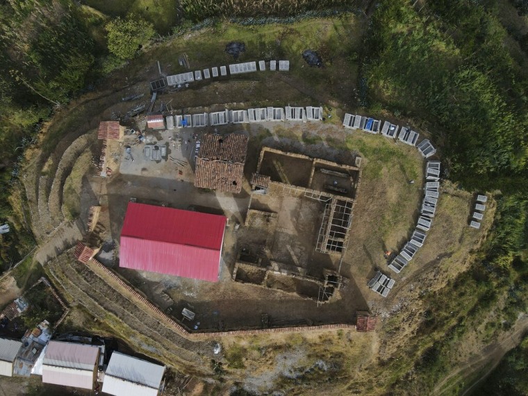 Tumbas vacías en un cementerio en lo que solía ser una base militar donde los restos de las víctimas asesinadas serán enterrados en Accomarca, Perú, el 19 de mayo de 2022.