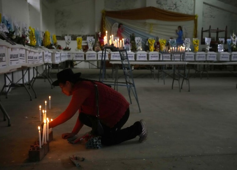 Una mujer enciende velas en honor a las personas que fueron asesinadas durante la guerra contra Sendero Luminoso, durante una vigilia en Accomarca, Perú, el 18 de mayo de 2022.