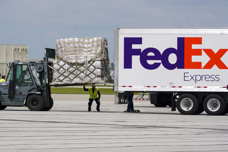 Un cargamento de fórmula para bebés llega desde Alemania al Aeropuerto Internacional de Indianápolis el 22 de mayo de 2022.
