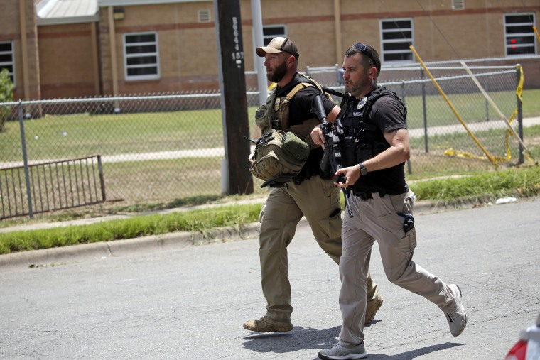 La policía corre cerca de la Escuela Primaria Robb después de un tiroteo, el martes 24 de mayo de 2022, en Uvalde, Texas.