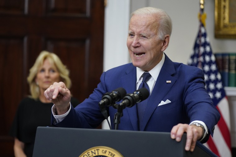 El presidente, Joe Biden, habla a la nación sobre el tiroteo masivo en la escuela primaria Robb en Uvalde, Texas, desde la Casa Blanca, en Washington, el martes 24 de mayo de 2022, mientras la primera dama Jill Biden escucha.
