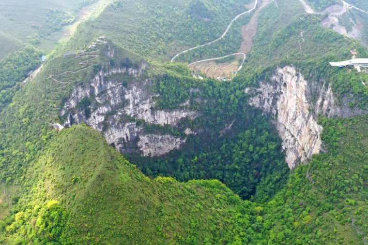 Fotografía aérea tomada en abril de 2020 que muestra el paisaje de Dashiwei Tiankeng, la región donde se descubrió el agujero.