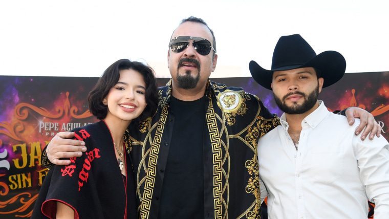 Ángela Aguilar, Pepe Aguilar y Leonardo Aguilar ante la prensa en Los Angeles, California
