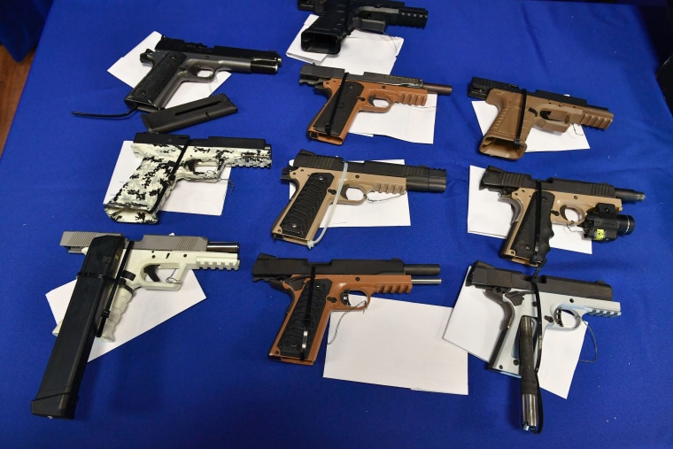 'Armas fantasma' incautadas en acciones policiales federales en la oficina de campo de la Oficina de Alcohol, Tabaco, Armas de Fuego y Explosivos (ATF) en Glendale, California, el 18 de abril de 2022.