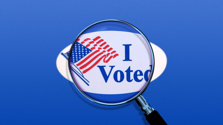 Una lupa se enfoca sobre una pegatina que dice "Yo Voté"