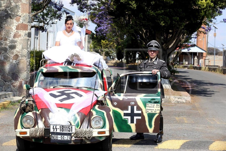 Recién casados con vestimenta nazi, en la ciudad de Tlaxcala, México.