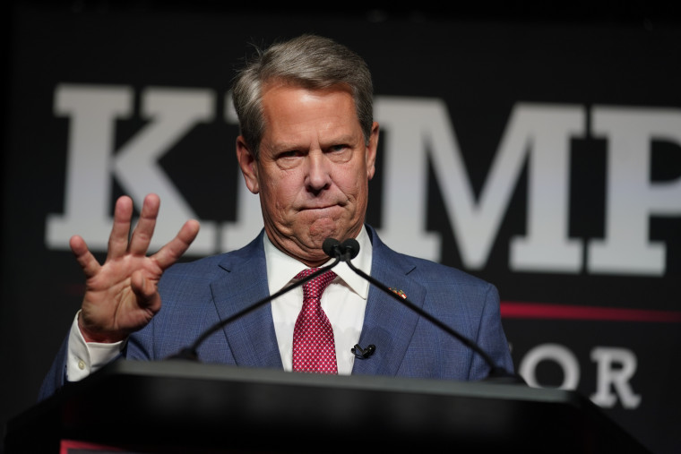 El gobernador republicano Brian Kemp celebra cuatro años más durante una fiesta de observación de la noche electoral, el martes 24 de mayo de 2022, en Atlanta.