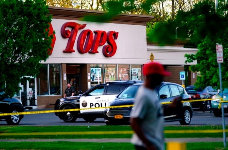 Una persona pasa por delante de la escena de un tiroteo en un supermercado, en Buffalo, Nueva York, el 15 de mayo de 2022.