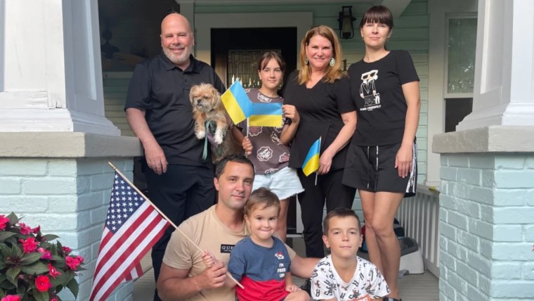 John y Lisa Monaco abrieron las puertas de su casa en Tampa a Masha y Vladimir Halytska y los tres hijos de la pareja. "Ahora tenemos juguetes, cochecitos y zapatos por todas partes", dijo John. "¡Me encanta!"