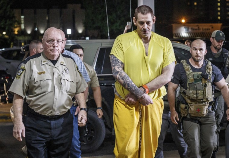 Casey White llega a la corte de Florence, Alabama, tras su extradición de Indiana, el 10 de mayo de 2022.