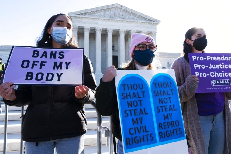 Mujeres de la organización Católica por el Derecho a Abortar se manifiestan frente a la Corte Suprema, en Washington, D.C.