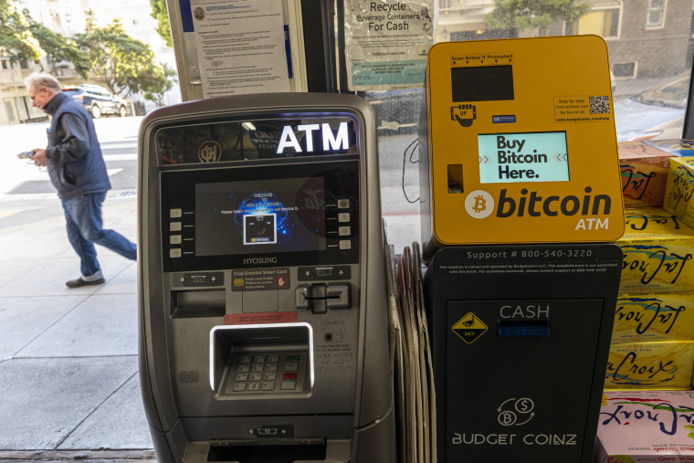 Un cajero automático de criptomonedas junto a un cajero de efectivo en San Francisco, California, el miércoles 23 de febrero de 2022.