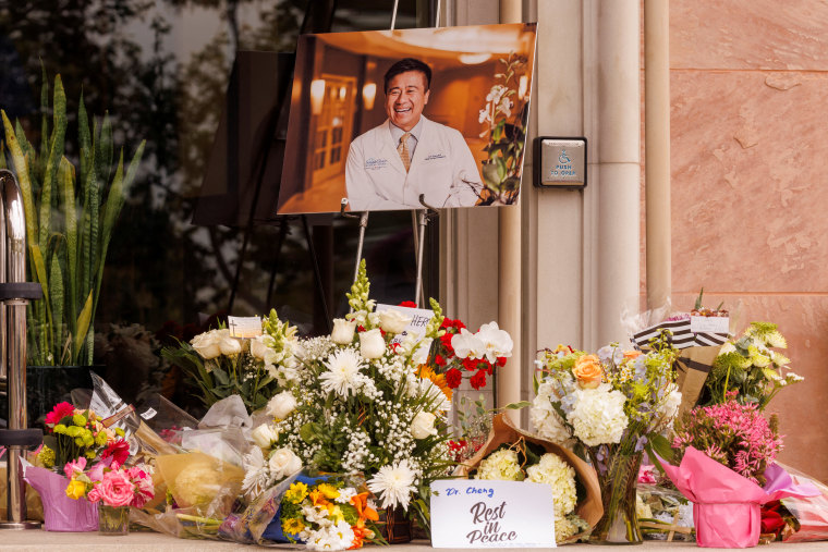 Ofrenda en honor al Dr. John Cheng, de 52 años, quien fue asesinado en el tiroteo de la iglesia presbiterana de Aliso Viejo, California, el 17 de mayo de 2022.