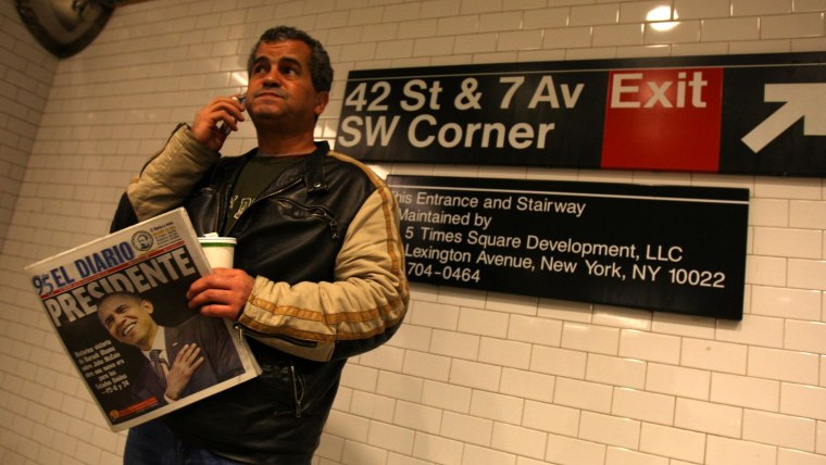 Un hombre en Nueva York con una copia de El Diario.
