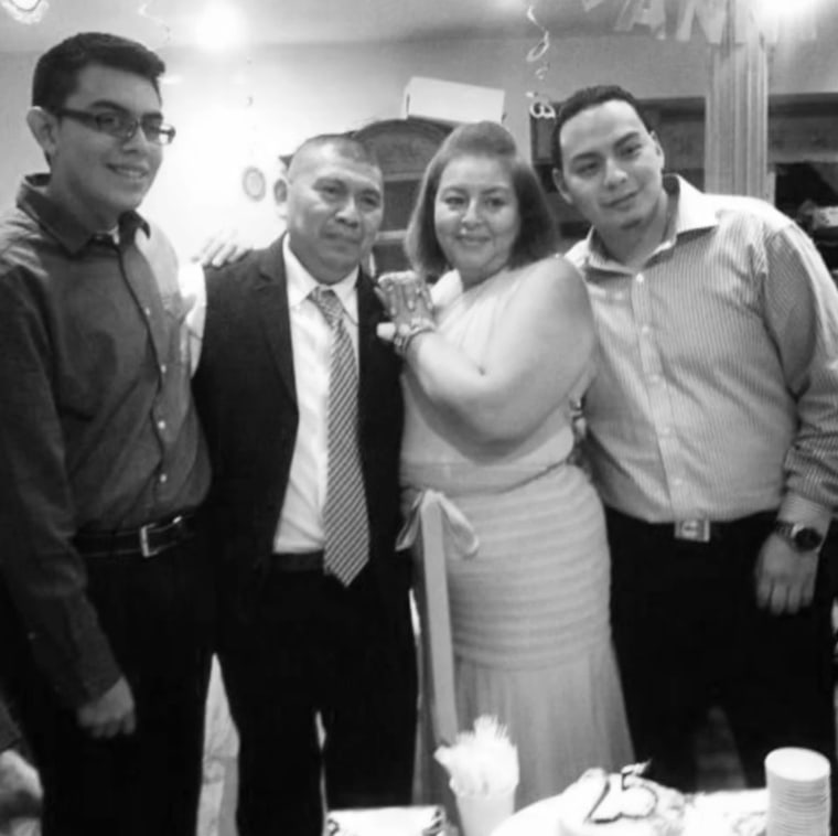 Julio Ramírez, a la izquierda, con sus padres y su hermano.
