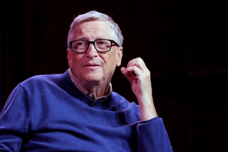 Bill Gates habla de su nuevo libro 'How To Prevent The Next Pandemic' en el escenario del 92Y el 3 de mayo de 2022 en Nueva York.