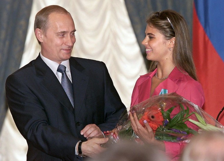 El presidente ruso Vladimir Putin entrega flores a la entonces gimnasta olímpica Alina Kabayeva, tras otorgarle la Orden de la Amistad, durante la ceremonia anual de premios en el Kremlin, el 8 de junio de 2001.