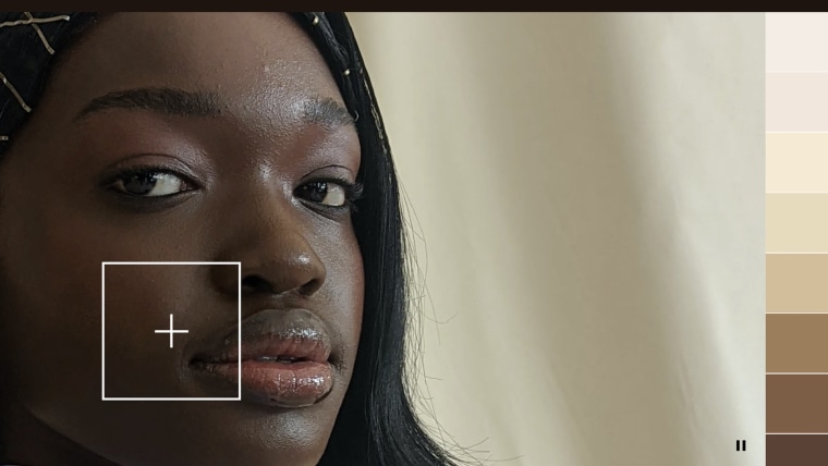 Un recuadro de fotografía digital se enfoca sobre el cachete de una mujer negra como muestra de tecnología más capaz de captar tonos de piel diversos