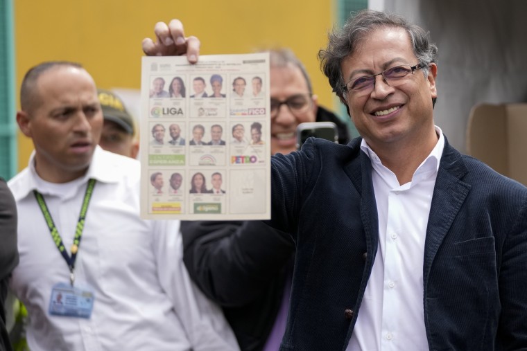 Gustavo Petro, candidato presidencial de izquierda, de la coalición Pacto Histórico, muestra su boleta antes de votar durante las elecciones presidenciales en Bogotá, Colombia, el domingo 29 de mayo de 2022.