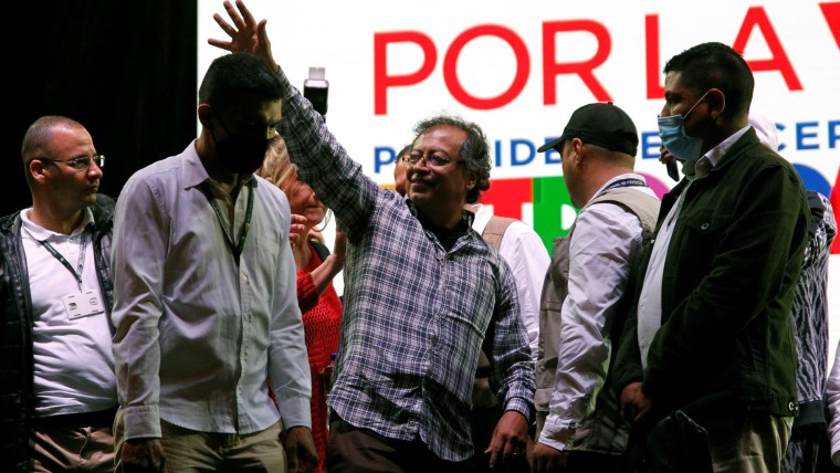 El candidato presidencial colombiano Gustavo Petro saluda a simpatizantes rodeado por ligera seguridad al término de un evento de campaña el 7 de abril.