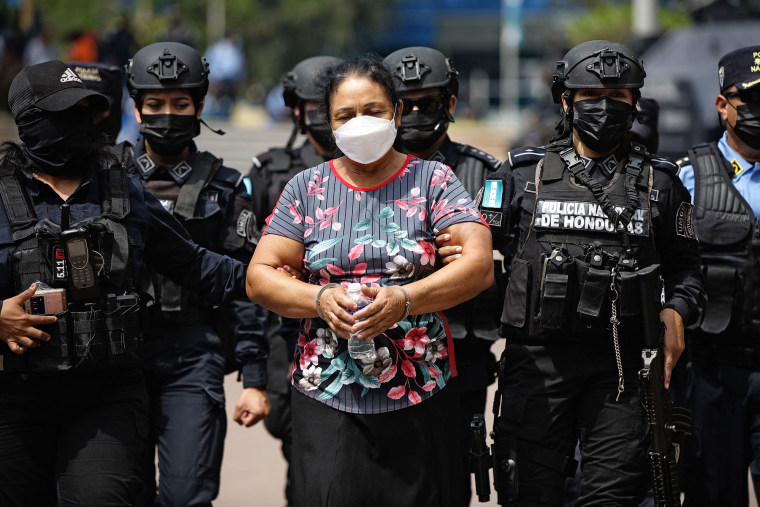 Miembros de la Policía de Honduras escoltan a la supuesta narcotraficante hondureña Herlinda Bobadilla, a su llegada a Tegucigalpa, el 15 de mayo de 2022.