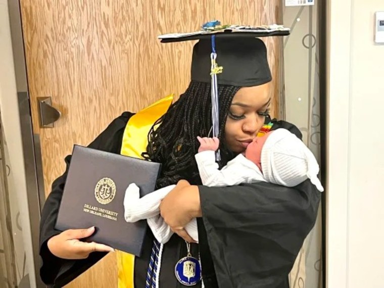 Jada Sayles se graduó de la Dillard University el mismo día que se convirtió en madre de su bebé Easton.