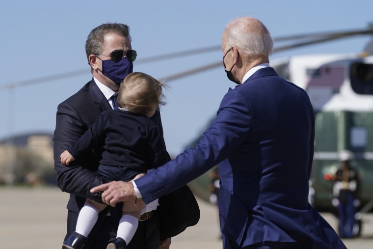 Hunter Biden, el hijo del presidente Joe Biden, a la izquierda, lleva a su hijo Beau Biden mientras habla con su padre antes de abordar el Air Force One en la Base de la Fuerza Aérea Andrews, Maryland, el viernes 26 de marzo de 2021.