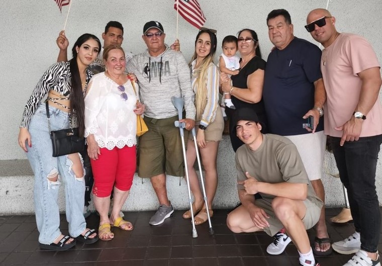 El cubano Julio Martínez, de 63 años, se reunió a finales de abril con su familia en un aeropuerto de Miami tras una travesía de 21 días por Centroamérica. 