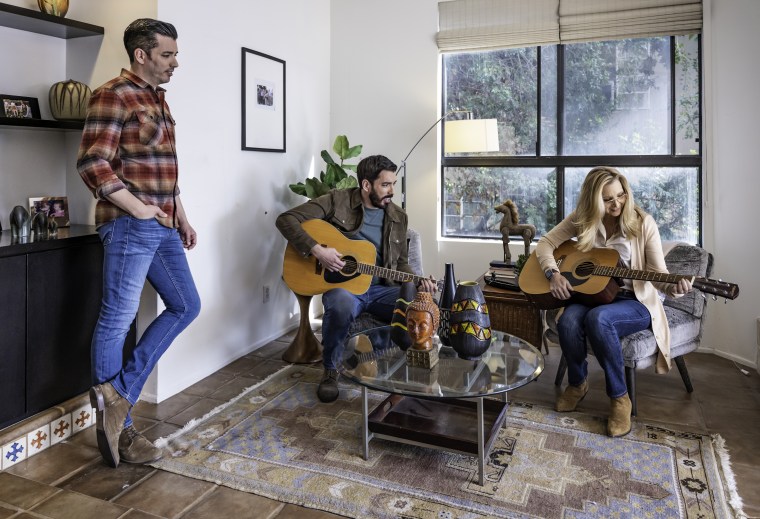 Lisa Kudrow, along with Drew and Jonathan Scott, demo the home of Lisa's cousin Thea Mann, on "Celebrity IOU."