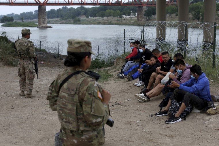 Migrantes detenidos en el lado estadounidense de la frontera tras cruzar el río Grande, el 20 de mayo de 2022.