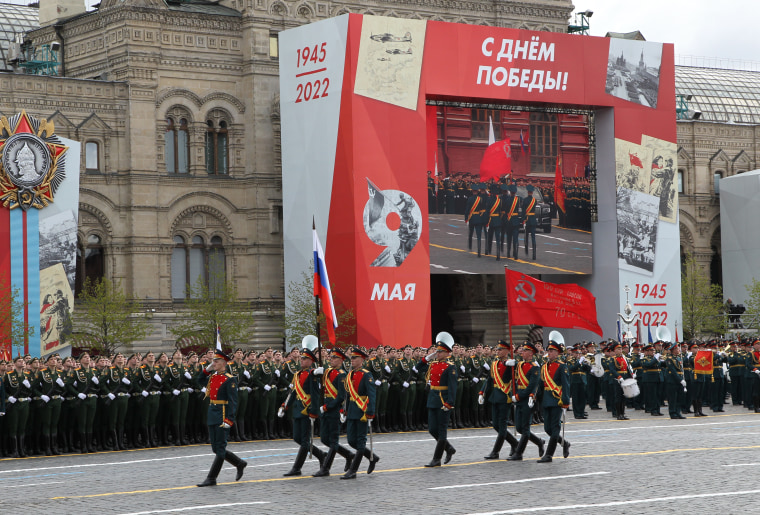 Soldados llevan la bandera rusa y la soviética durante el desfile del Día de la Victoria en la Plaza Roja el 9 de mayo de 2022 en Moscú, Rusia.