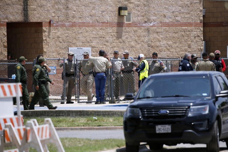 Policías y personal de emergencias se reúnen afuera de la Escuela Primaria Robb tras un tiroteo el martes 24 de mayo de 202,2 en Uvalde, Texas.