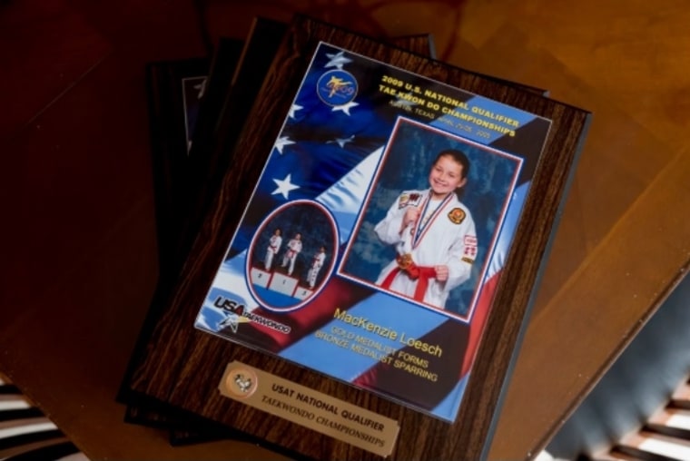 Premios de taekwondo de MacKenzie Loesch en su gimnasio de Marthasville.