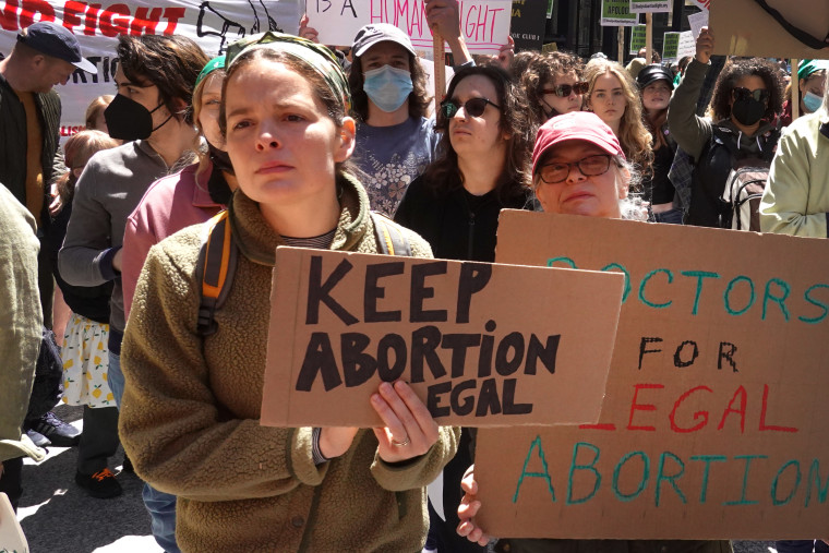 Manifestantes por el derecho al aborto se concentran antes de marchar por el centro de la ciudad el 7 de mayo de 2022 en Chicago, Illinois.