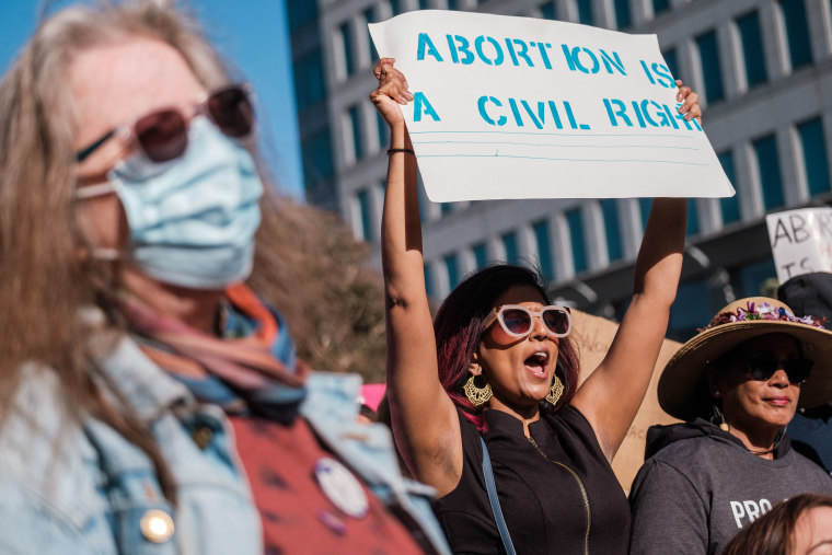 Una persona levanta un cartel en el que se lee "El aborto es un derecho civil" mientras los manifestantes se reúnen frente al edificio federal para defender el derecho al aborto en San Francisco, California, el 3 de mayo de 2022.