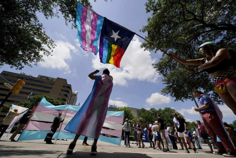 Manifestantes a favor de los derechos de las personas transgénero frente al Capitolio de Texas, en Austin, el 20 de mayo de 2021.