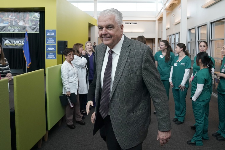 El gobernador de Nevada, el demócrata Steve Sisolak, sale del Centro de Ciencias de la Salud Pennington en el Truckee Meadows Community College en Reno, Nevada, el miércoles 9 de marzo de 2022.