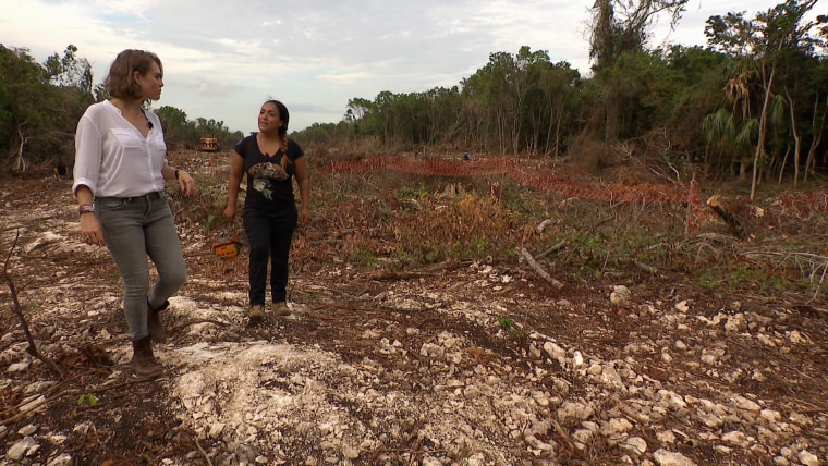 Valeria León, corresponsal de Noticias Telemundo, y Tania Ramírez, activista medioambiental de Quintana Roo, en el tramo 5 sur del Tren Maya.