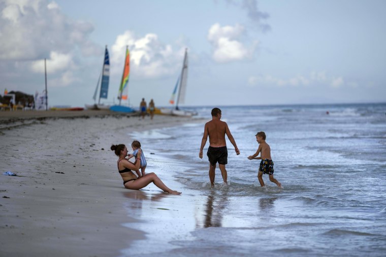 Turistas en la playa del hotel Iberostar Selection Varadero en Varadero, Cuba, el 29 de septiembre de 2021.