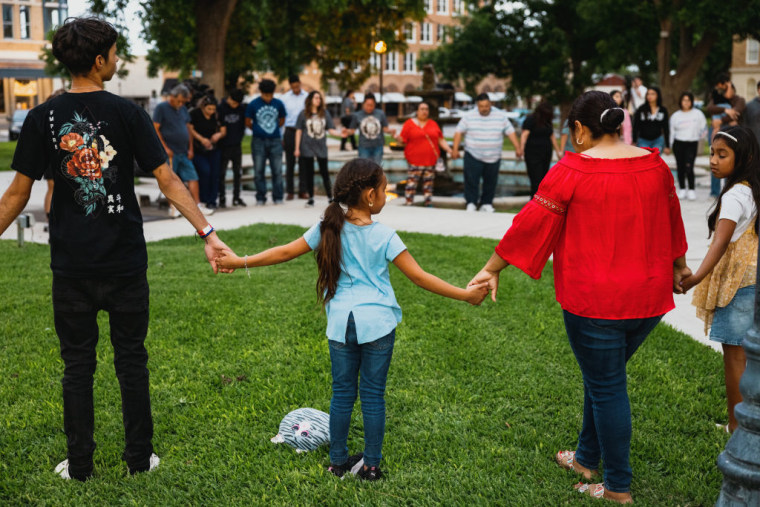 Miembros de la comunidad se reúnen en la plaza de la ciudad de Uvalde para una vigilia de oración tras el tiroteo masivo en la escuela primaria Robb el 24 de mayo de 2022 en Uvalde, Texas.