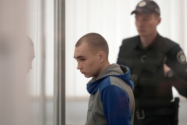 El sargento Vadim Shishimarin, del ejército ruso, comparece en una vista de sentencia el 23 de mayo de 2022 en Kiev, Ucrania.