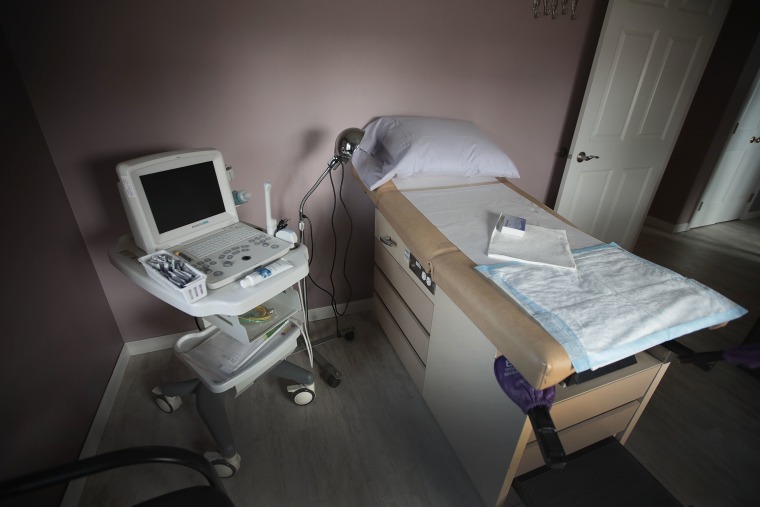 Una máquina de ultrasonido se sienta junto a una mesa de examen en una sala de examen en Whole Woman's Health of South Bend el 19 de junio de 2019 en South Bend, Indiana.